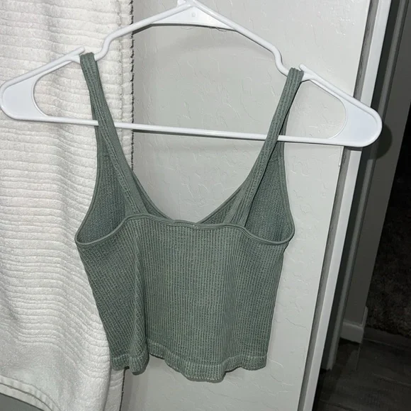 Seamless green cropped tank top size small - Picture 3 of 3